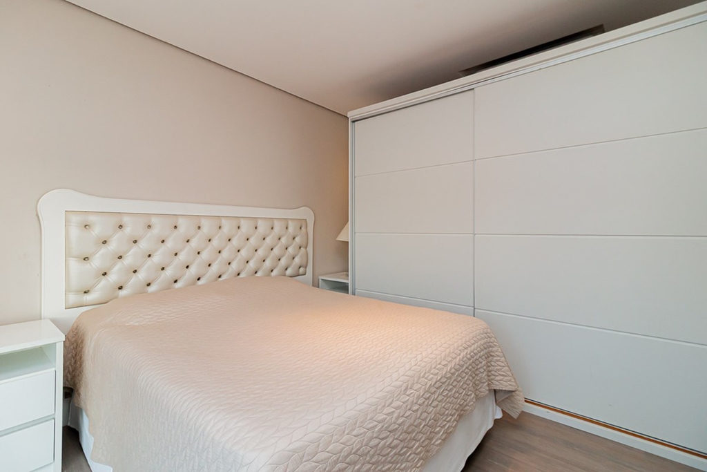 Casa para venda no bairro Guarujá em Porto Alegre