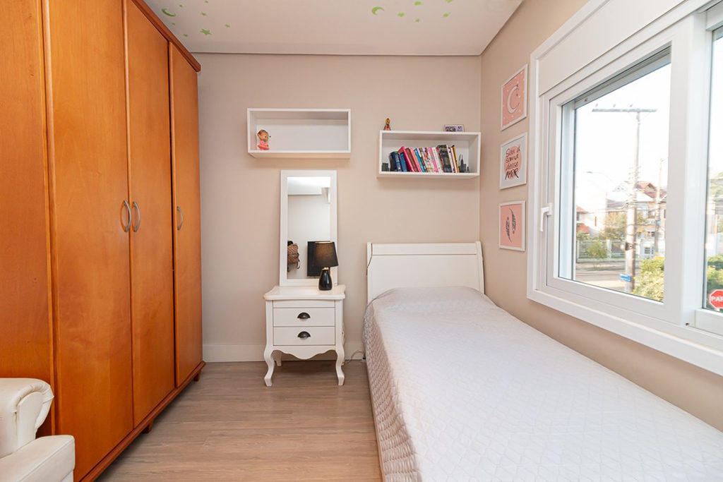 Casa para venda no bairro Guarujá em Porto Alegre