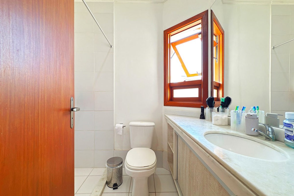 Casa para venda no bairro Guarujá em Porto Alegre