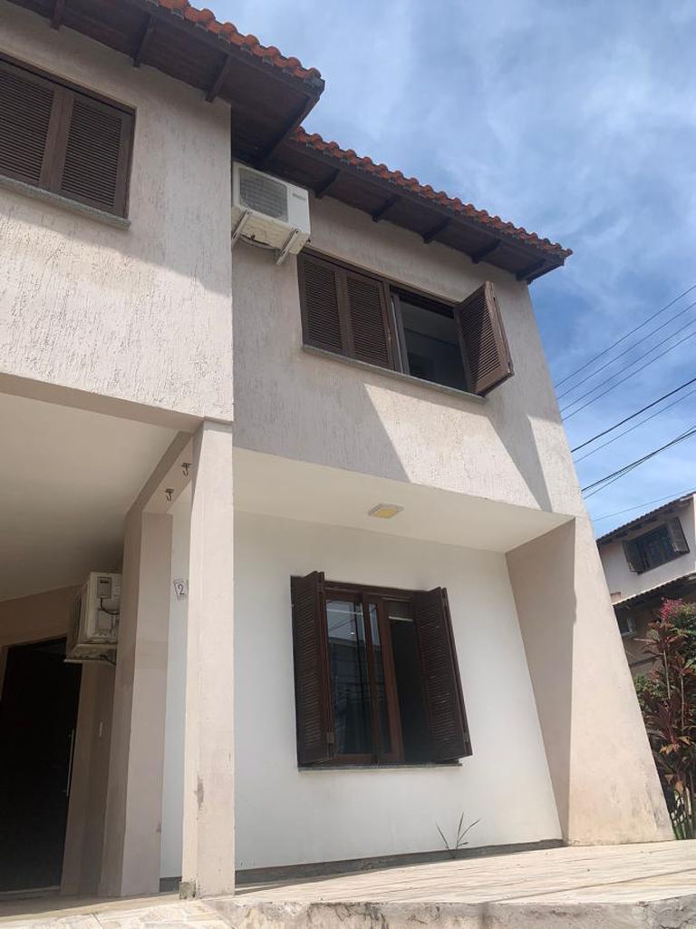 Casa para venda no bairro Guarujá em Porto Alegre