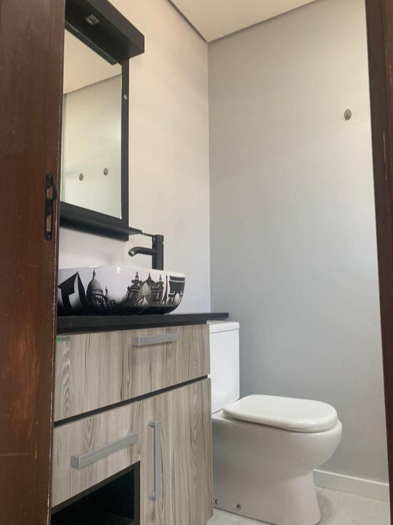 Casa para venda no bairro Guarujá em Porto Alegre
