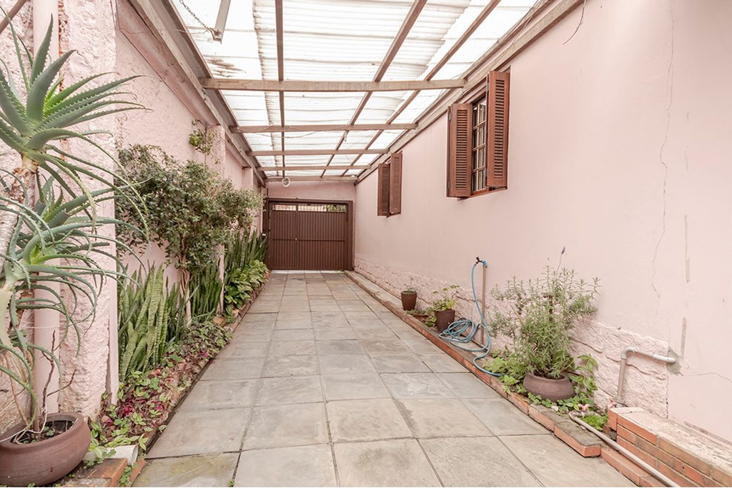 Casa para venda no bairro Passo da Areia em Porto Alegre