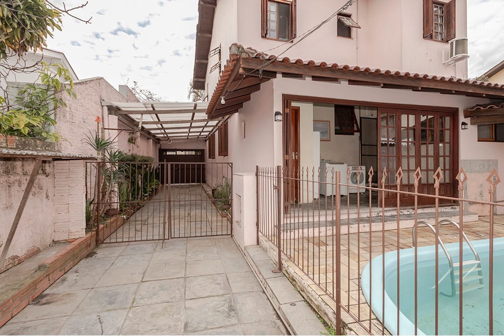 Casa para venda no bairro Passo da Areia em Porto Alegre