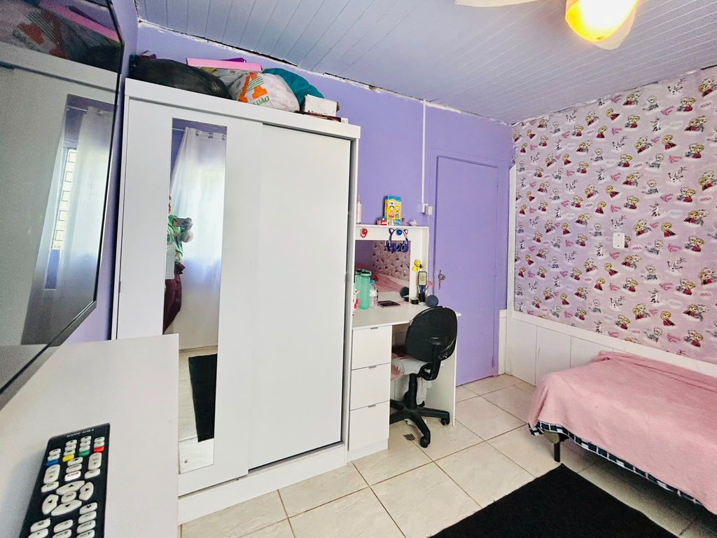 Casa para venda no bairro Vila Nova em Porto Alegre