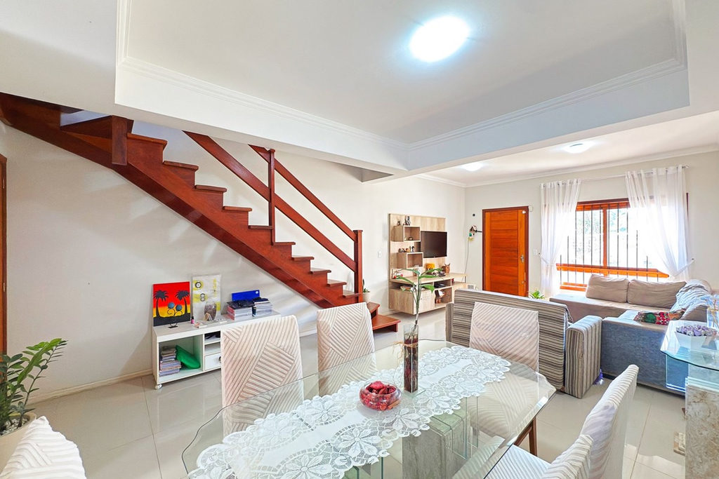 Casa para venda no bairro Guarujá em Porto Alegre