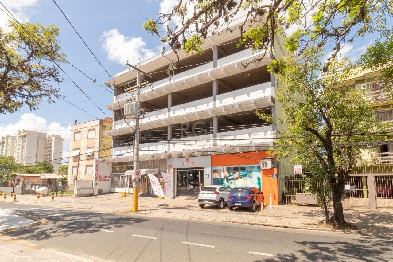 Comercial de 1700m² no bairro Jardim Lindóia, em Porto Alegre | Eu Corretor