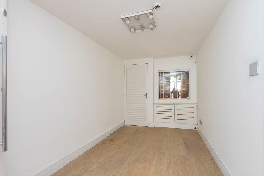 CBJDSJ 197 Loja 601361003-132 - REMAX Trio Exclusividades CBJDSJ 197 Loja 601361003-132 - REMAX Trio Exclusividades