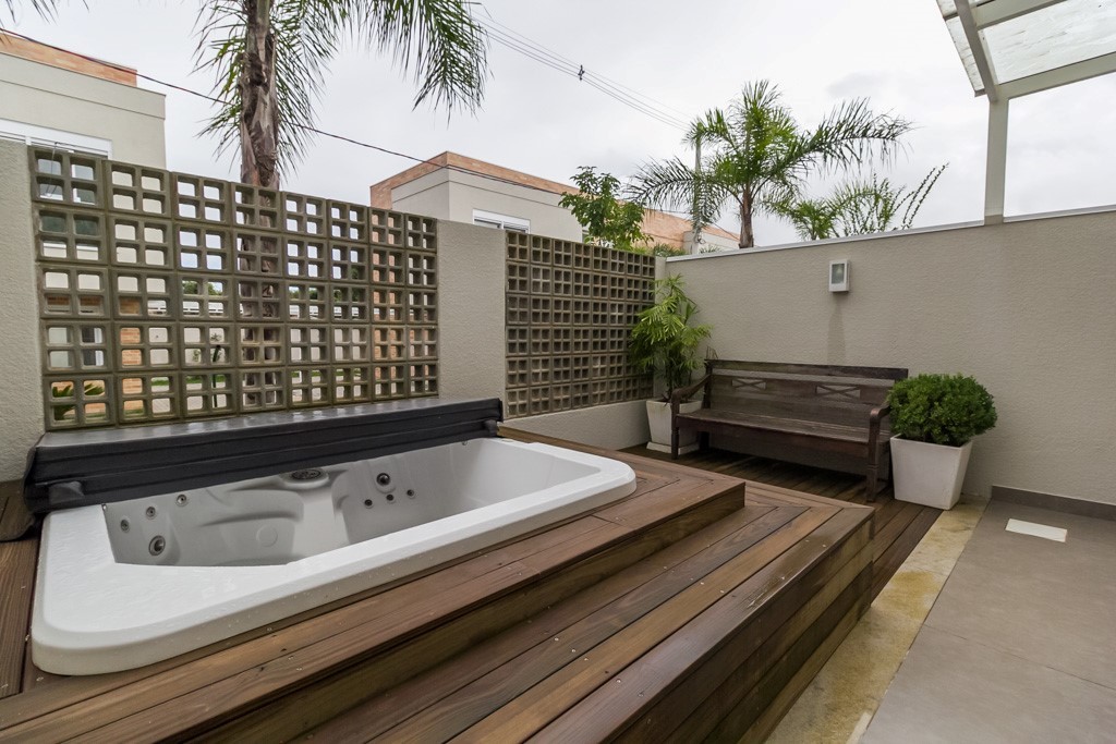 Deck jacuzzi