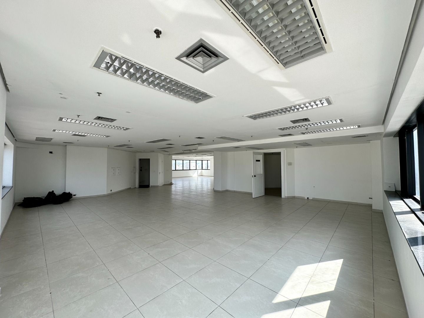 Vari Santana Sala CJ0692 - Oui Imóveis Exclusividades