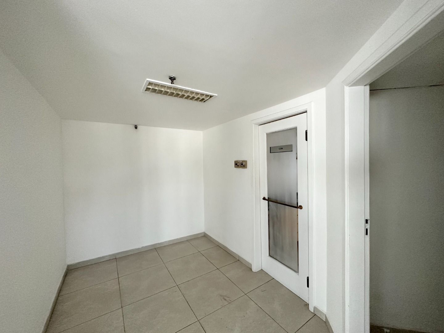 Vari Santana Sala CJ0692 - Oui Imóveis Exclusividades