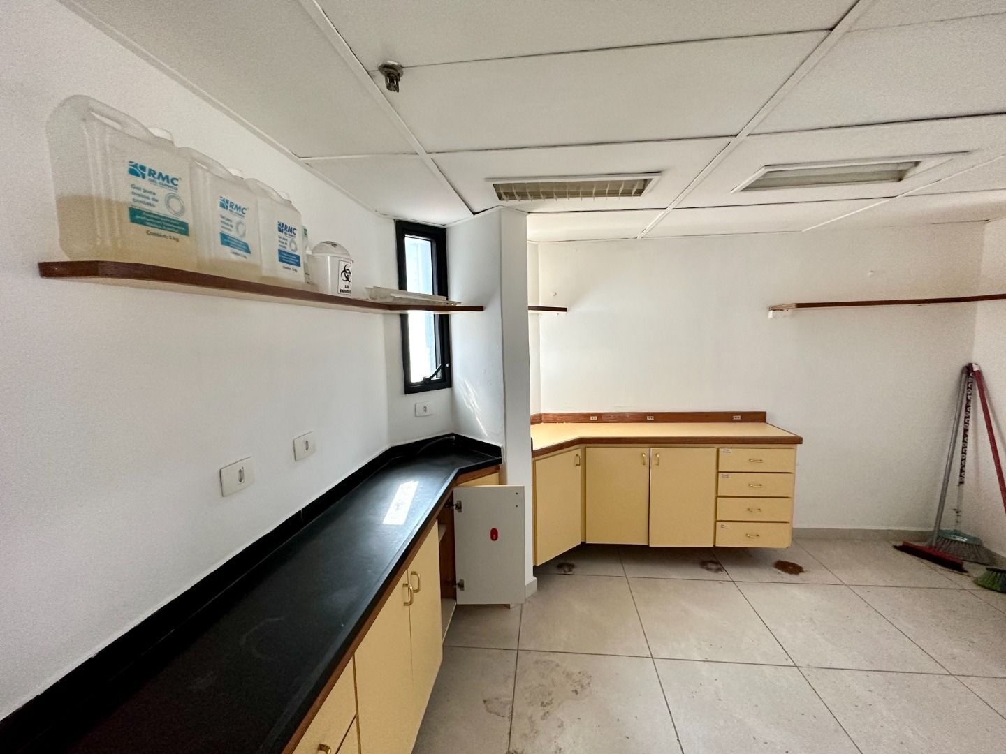 Vari Santana Sala CJ0692 - Oui Imóveis Exclusividades