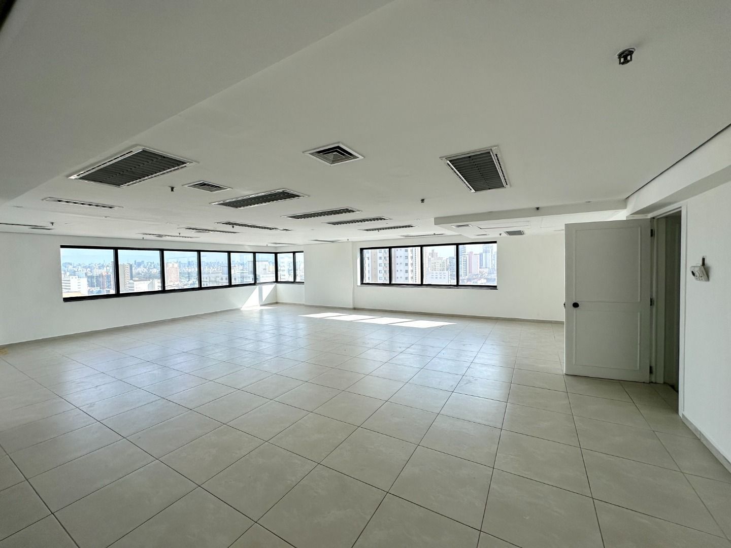 Vari Santana Sala CJ0692 - Oui Imóveis Exclusividades