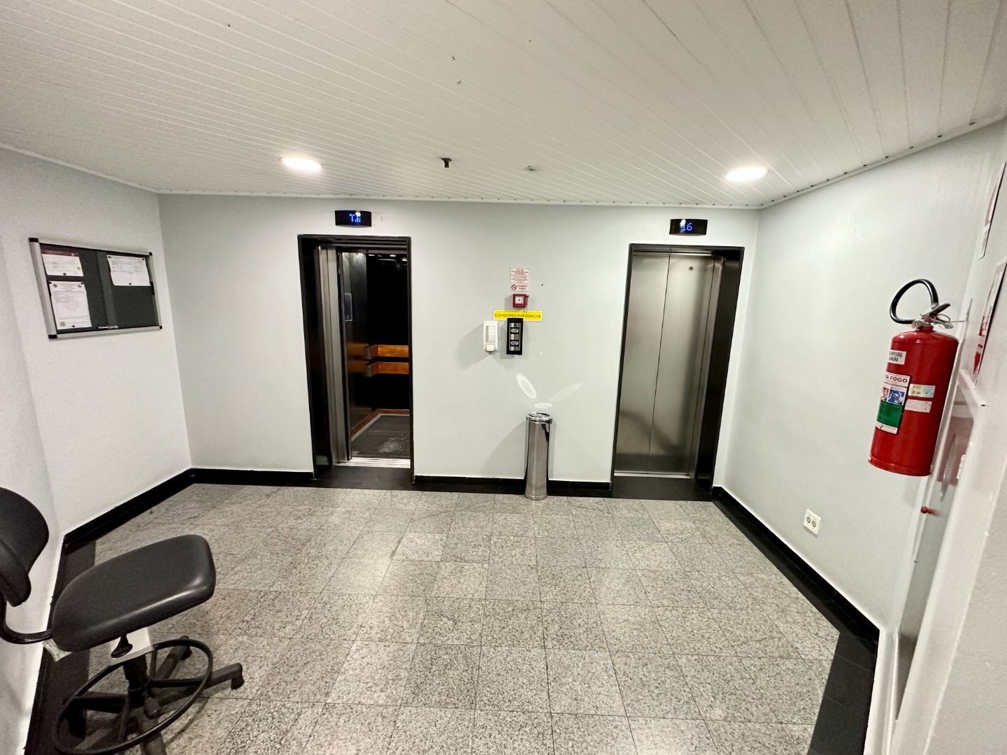 Vari Santana Sala CJ0692 - Oui Imóveis Exclusividades