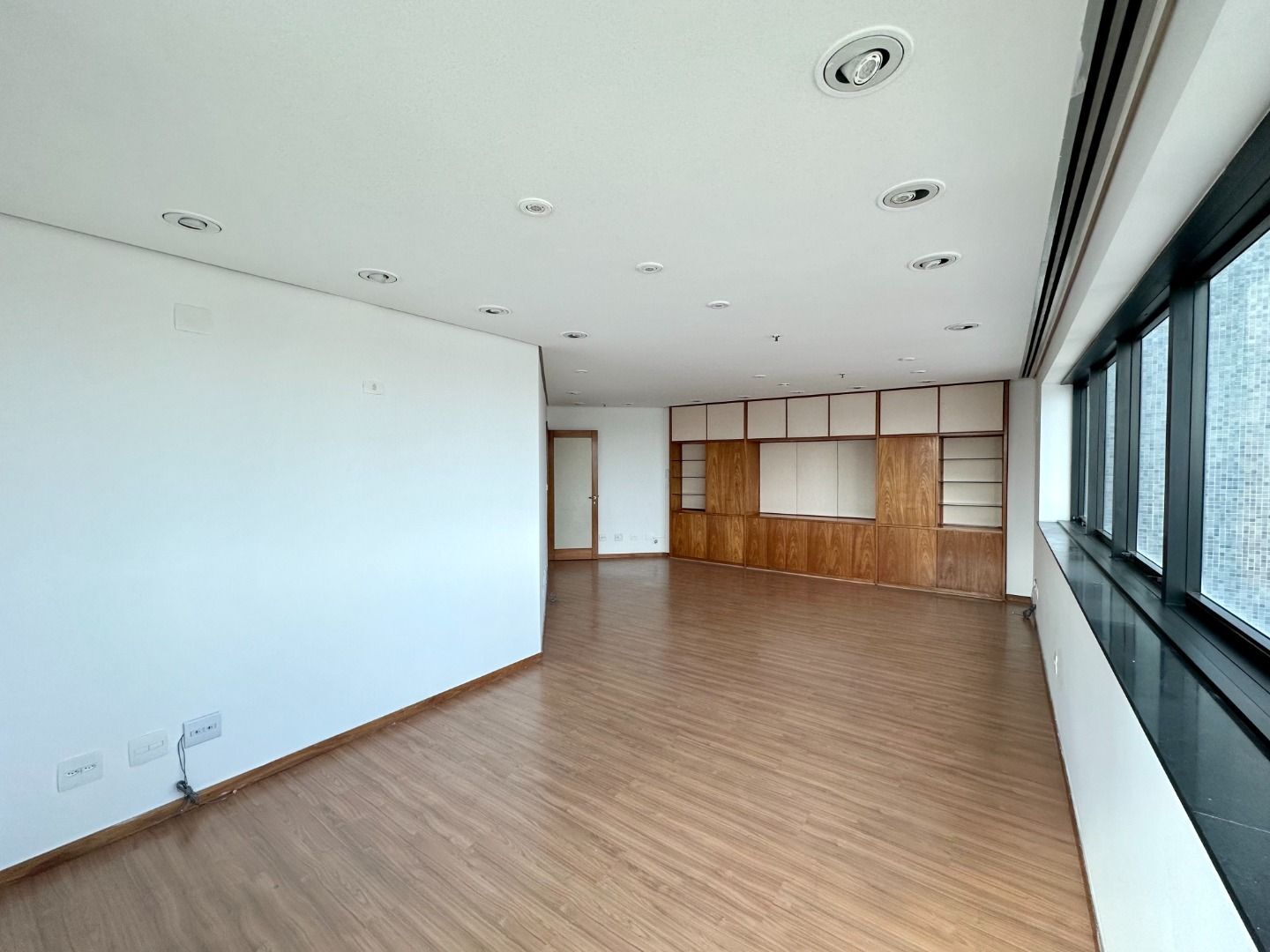 Vari Santana Sala CJ0694 - Oui Imóveis Exclusividades