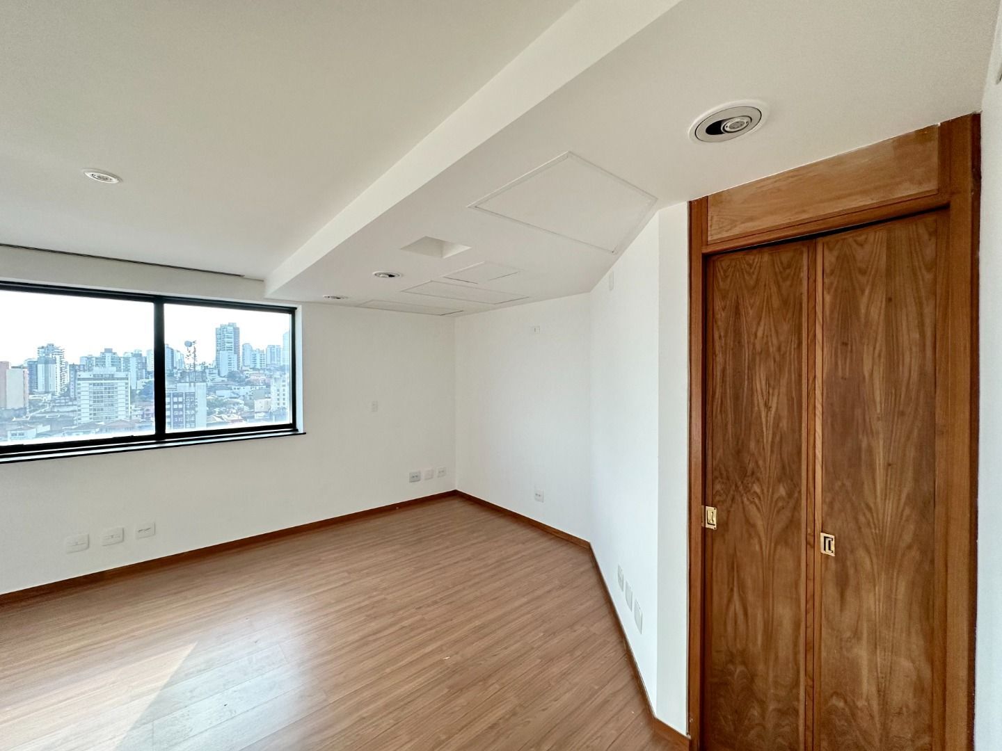 Vari Santana Sala CJ0694 - Oui Imóveis Exclusividades