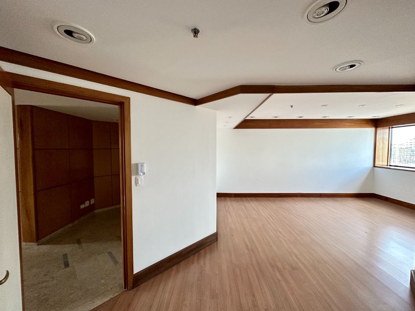 Vari Santana Sala CJ0694 - Oui Imóveis Exclusividades