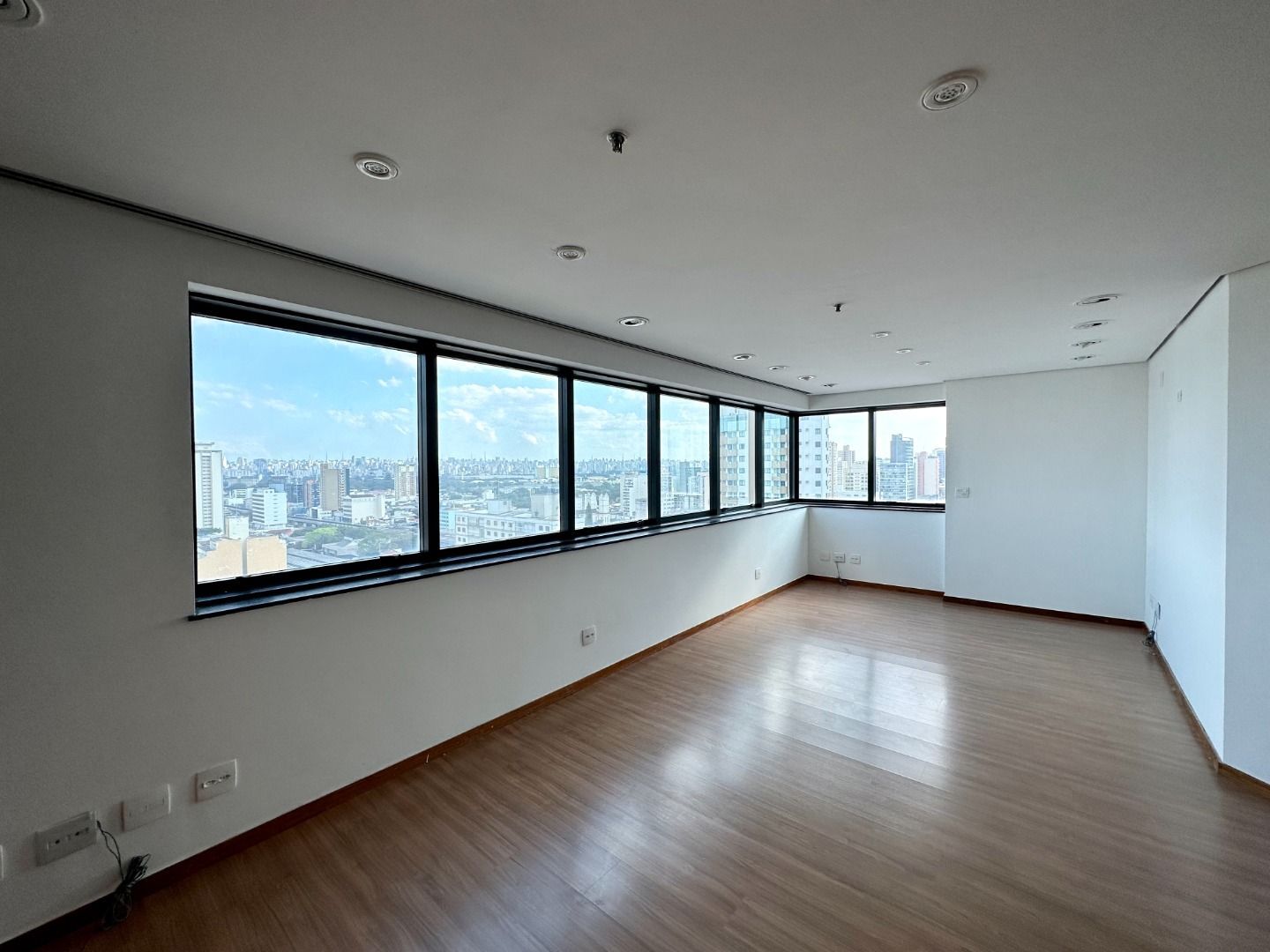 Vari Santana Sala CJ0694 - Oui Imóveis Exclusividades