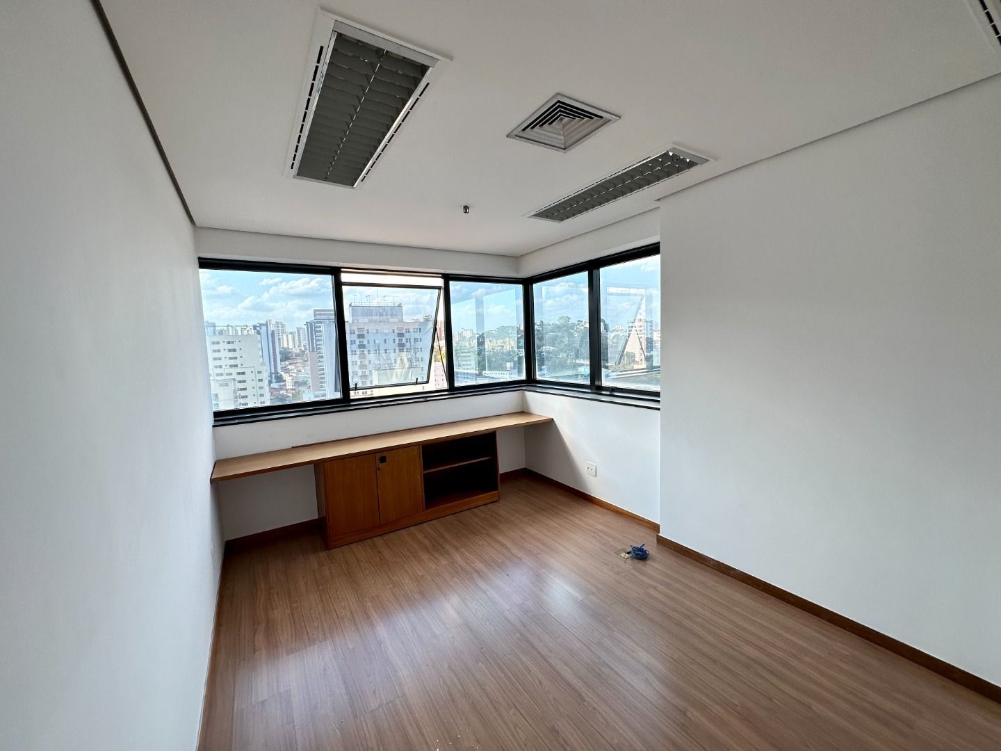 Vari Santana Sala CJ0694 - Oui Imóveis Exclusividades