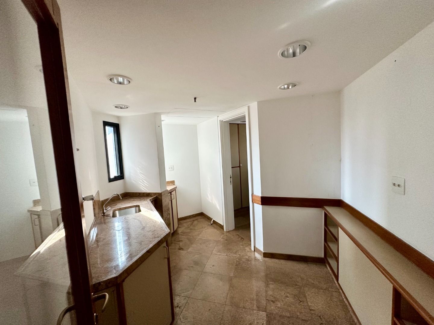 Vari Santana Sala CJ0694 - Oui Imóveis Exclusividades