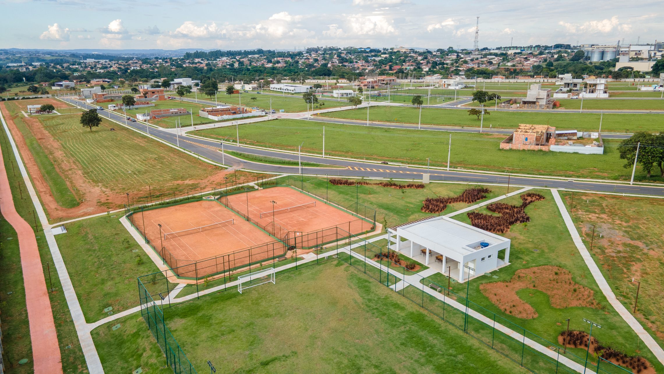 Residencial Multifamiliar de 568m² no bairro Jardim Cristal, em Aparecida de Goiânia | Eu Corretor