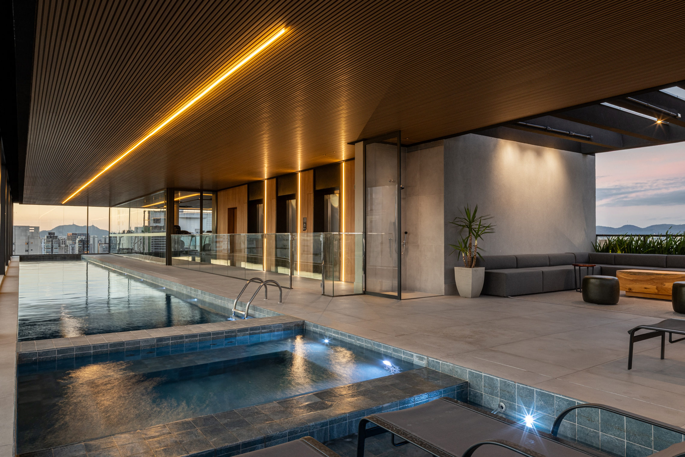 Piscina Coberta e Sky Lounge